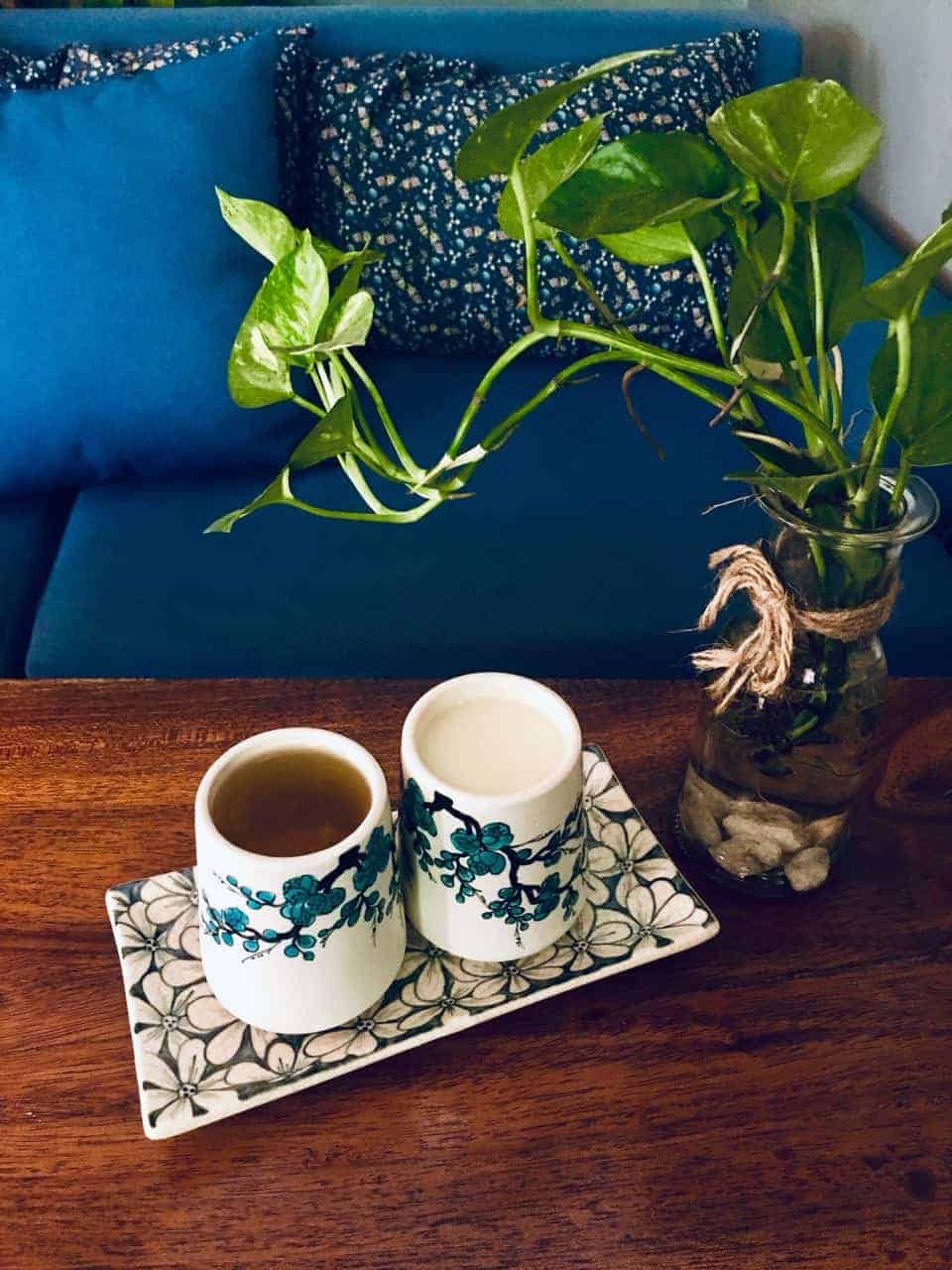 ly trà và bình hoa ở kiwi