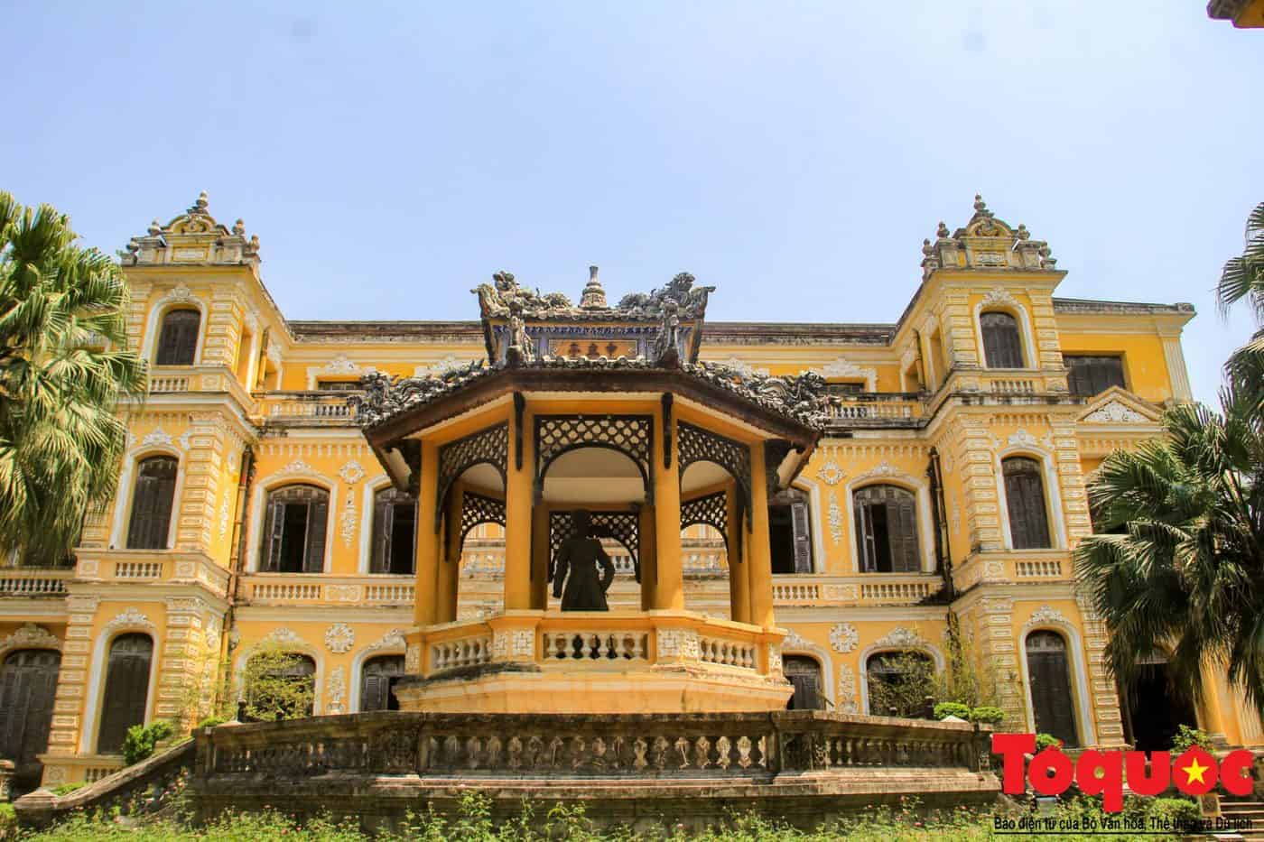Vẻ đẹp nguy nga nhìn từ cổng chính vào _ Ảnh: Nguyễn Phong