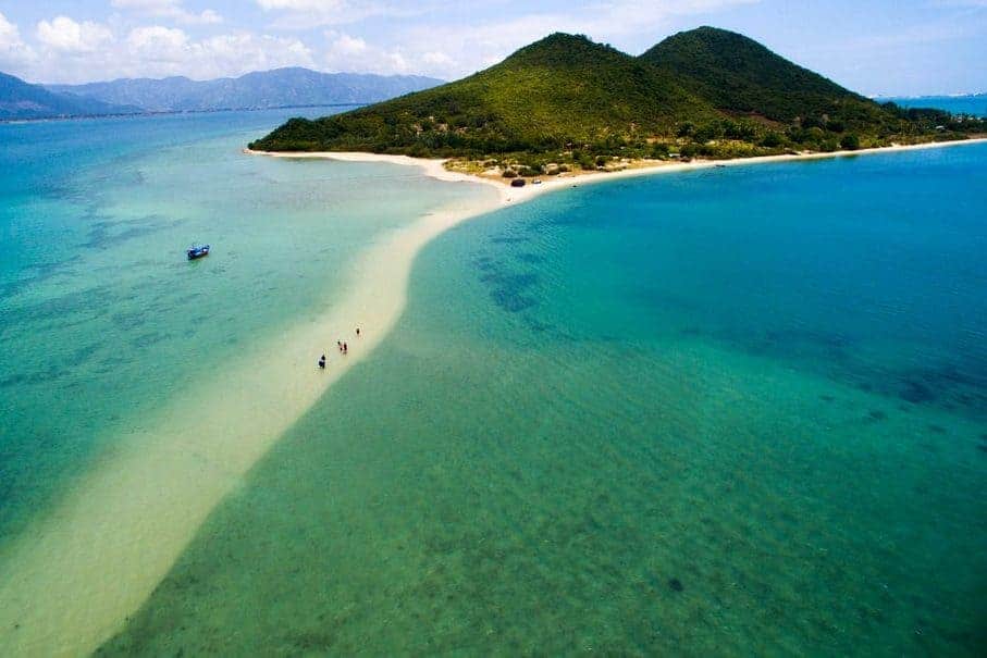Con đường độc nhất vô nhị của đảo Điệp Sơn trở thành địa điểm đi chơi Tết thu hút khách du lịch