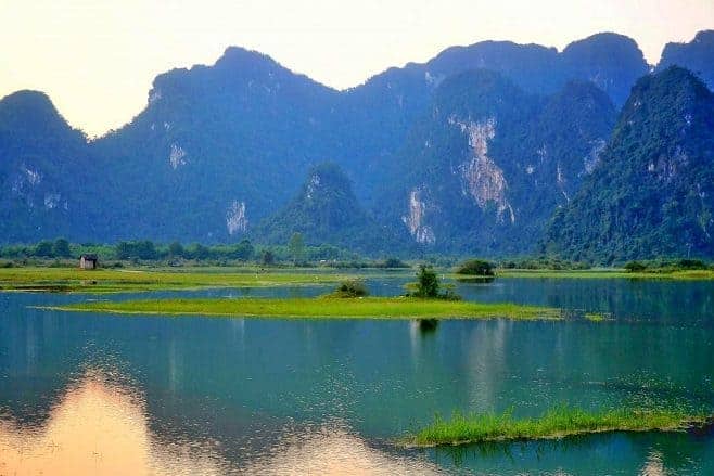 Hồ Yên Phú với mặt hồ tĩnh lặng
