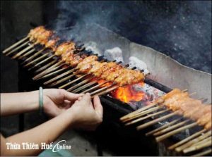 Nướng nem lụi trên bếp than (Ảnh: Báo Thừa Thiên Huế online)