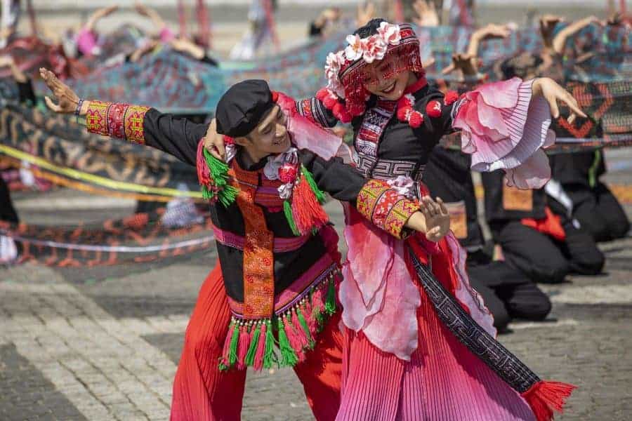 Các điệu múa truyền thống được biểu diễn ở chợ tình