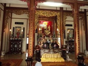 Điện thờ kính trang nghiêm, gọn gàng bày tỏ lòng thành kính với Đức Phật _ Ảnh sưu tầm