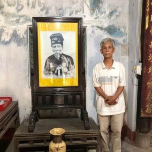Ông Nguyễn Phúc Vĩnh Phú bên cạnh bức chân dung Tuy Lý Vương tại phòng thờẢnh Tư liệu gia đình hoa hậu Hà Kiều Anh