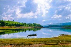 Hồ Phú Ninh đẹp như bức tranh thủy mặc_Ảnh: mytour.vn