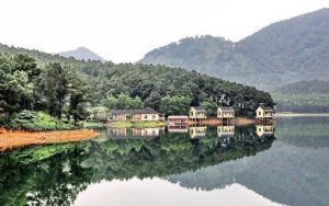 Những tòa nhà nổi in mình trên dòng nước trong xanh ở Hồ Trại Tiểu_ảnh sưu tầm
