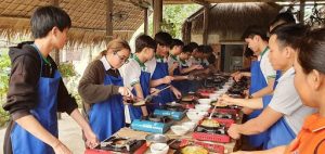Lớp học nấu ăn ngay tại làng _ Ảnh: Mia.vn