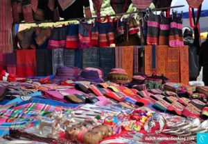 Hàng thổ cẩm được bán ngoài chợ Kon Tum_Ảnh: sưu tầm