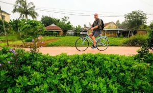 Du khách đạp xe đến Trà Quế _ Ảnh: Mai Vinh