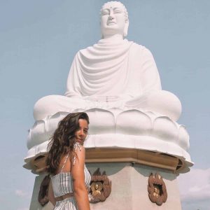 Bức tượng “Phật trắng” trên đỉnh đồi Trại Thủy_Ảnh: sưu tầm
