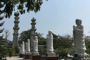 Các vị La Hán xung quanh tượng Phật lớn _ Ảnh sưu tầm