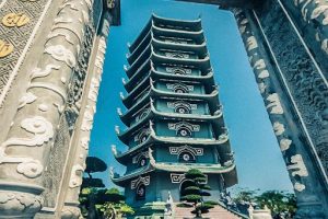 Tháp xá lợi chùa Linh Ứng chụp từ cổng _ Ảnh sưu tầm