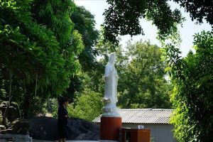 Tượng Phật Quán Thế Âm trong khuôn viên của chùa_Ảnh: Sưu tầm