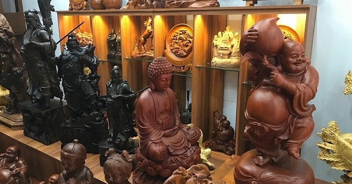 Làng mộc Kim Bồng bày bán các sản phẩm gỗ đa dạng với mọi kích thước-Ảnh: Sưu tầm