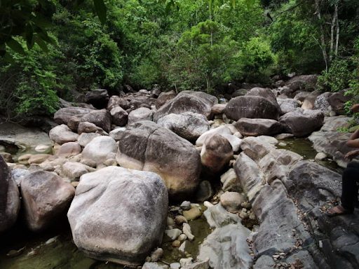 Khu vực quanh suối có rất nhiều đá trơn trượt nên bạn phải cẩn thận khi di chuyển-Ảnh sưu tầm