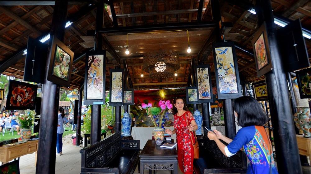 Tranh pháp lam Huế trưng bày tại Festival Nghề truyền thống Huế 2019_Ảnh: Thái Hoàng
