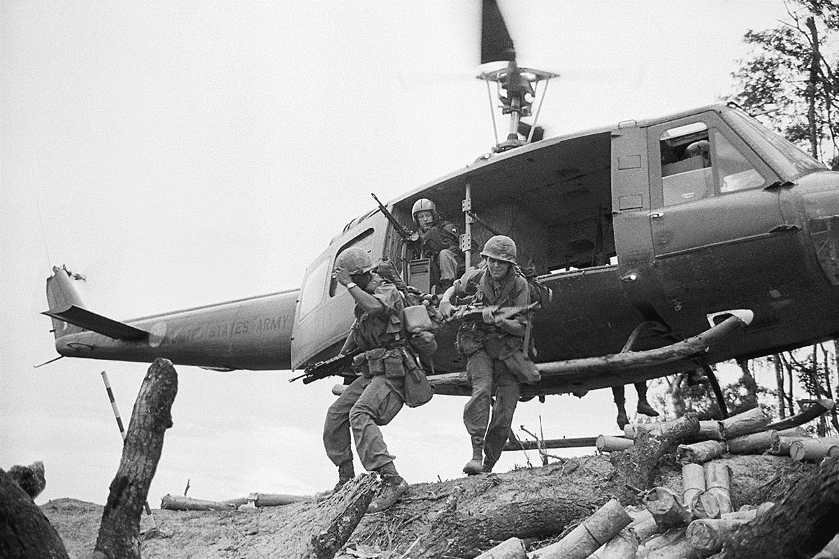 Lính Sư đoàn Không vận 101 của Mỹ đổ bộ lên Đồi Thịt Băm ở thung lũng A Sầu ngày 18/5/1969_Ảnh: sưu tầm.