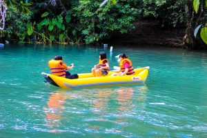Chèo thuyền kayak là hoạt động mà bất cứ du khách nào cũng đều muốn được trải nghiệm khi đến với khu du lịch suối nước Moọc