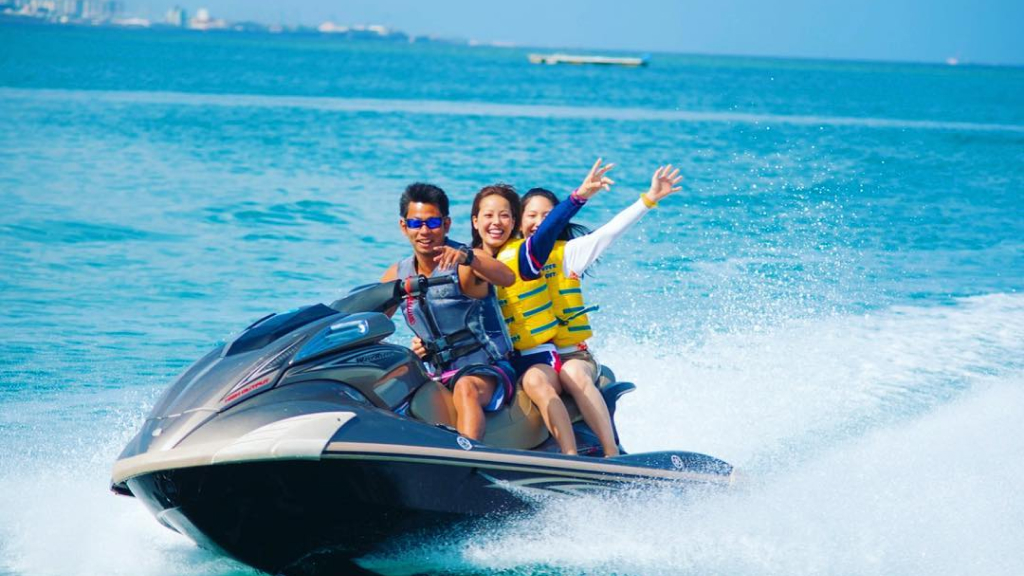 Tắm biển, thưởng thức hải sản và ngắm cảnh là những hoạt động phổ biến ở Vũng Tàu
